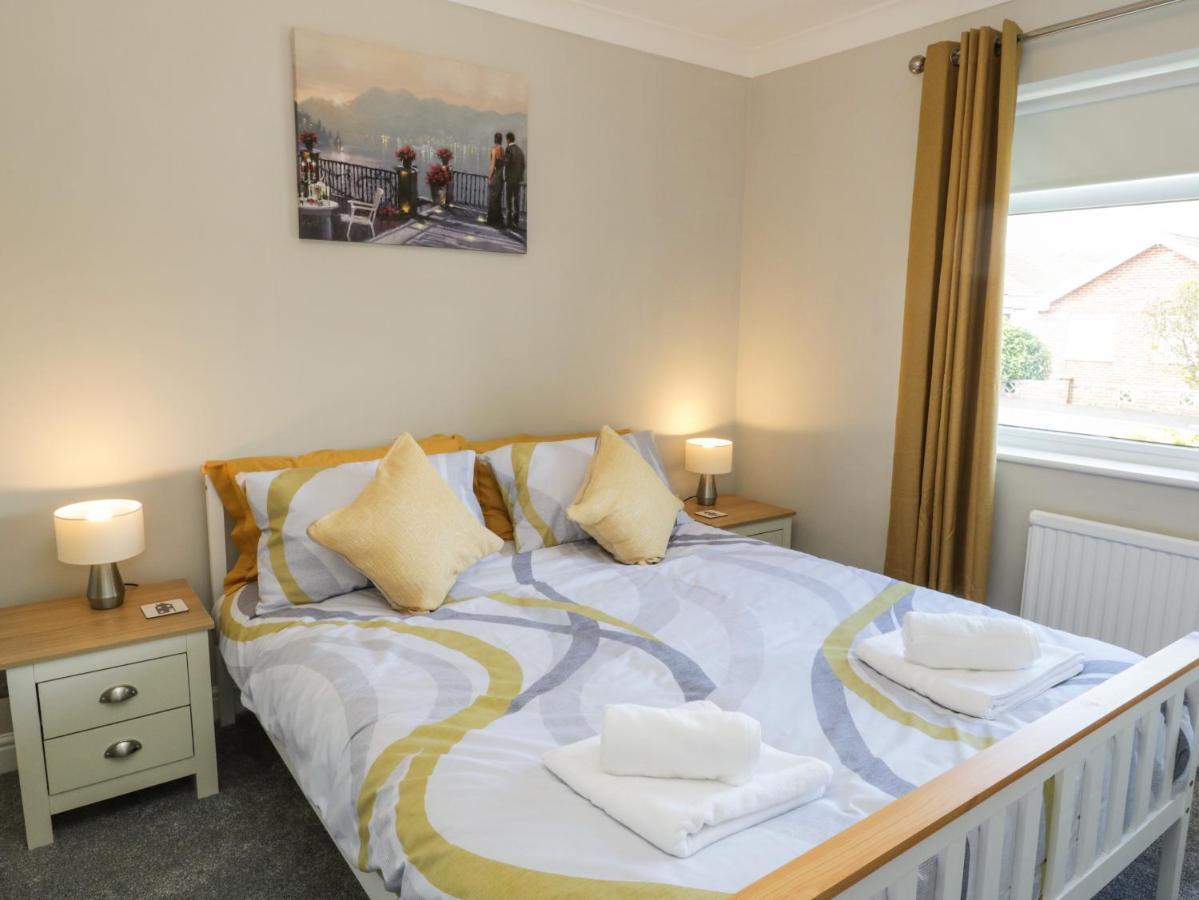 Rose Bungalow Уитби Экстерьер фото